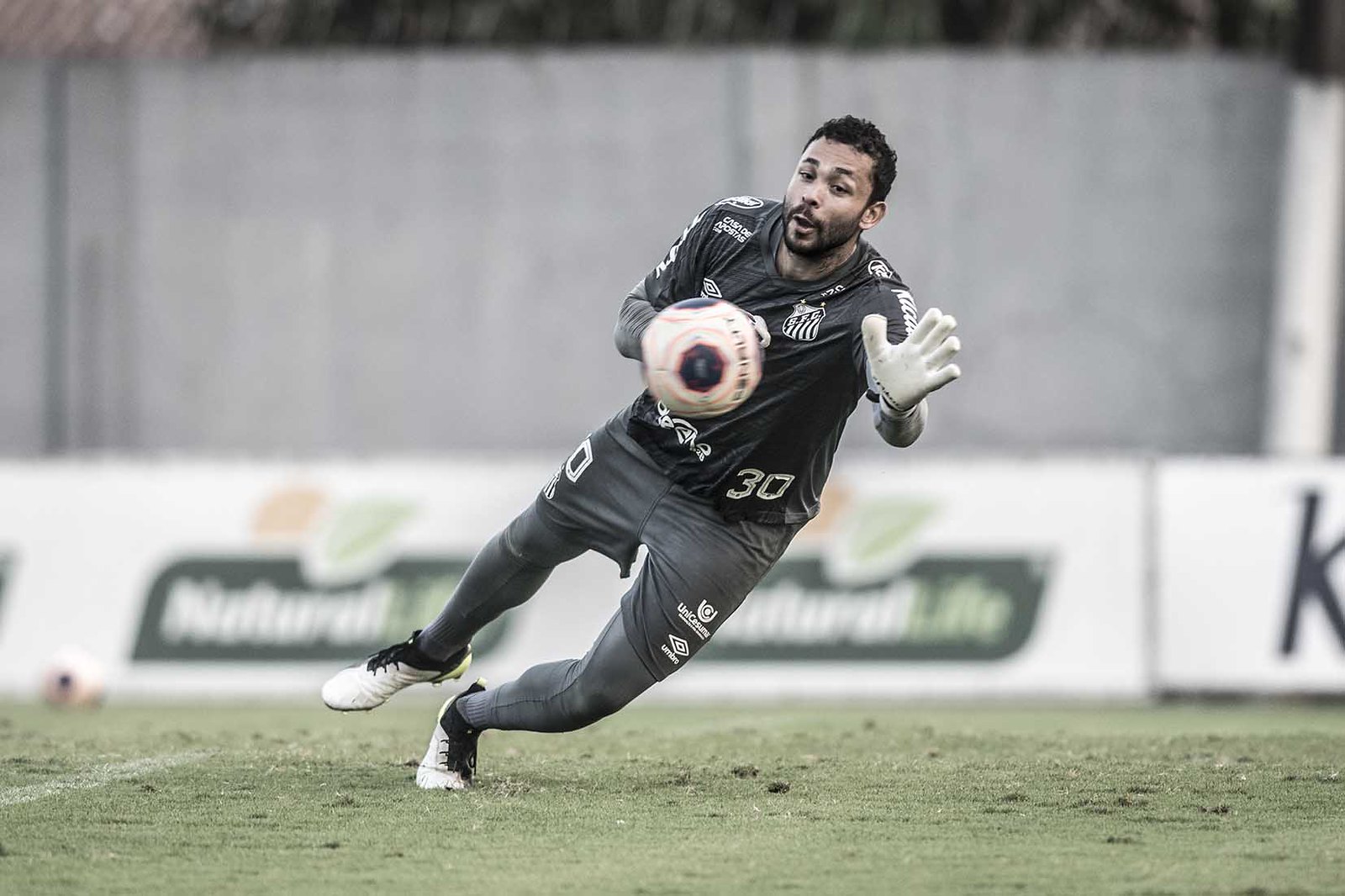 Paulistão: Provável novo titular do Santos, goleiro garante elenco unido para o retorno