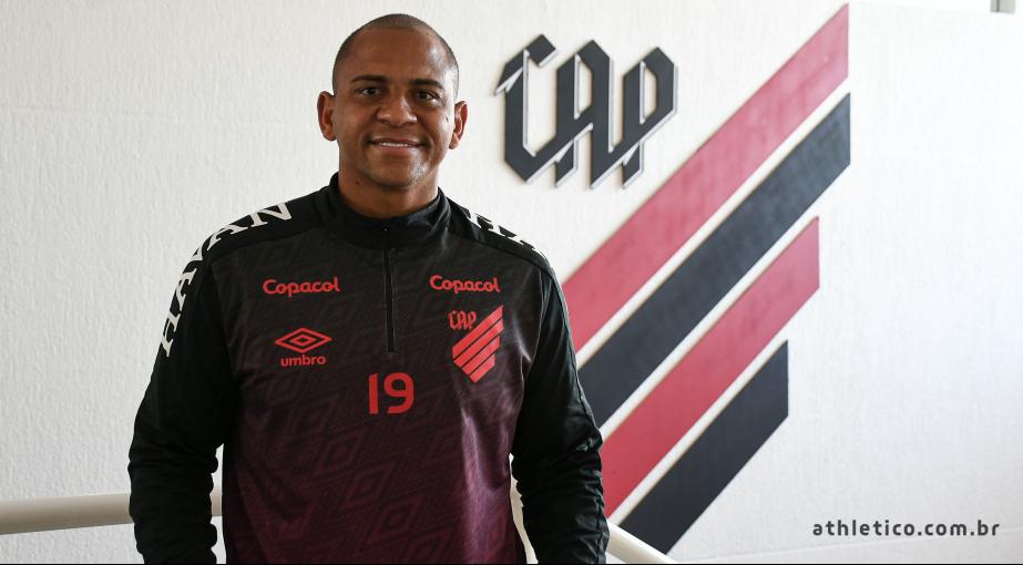 Athletico-PR renova contrato com ‘gordinho polêmico’ até fevereiro