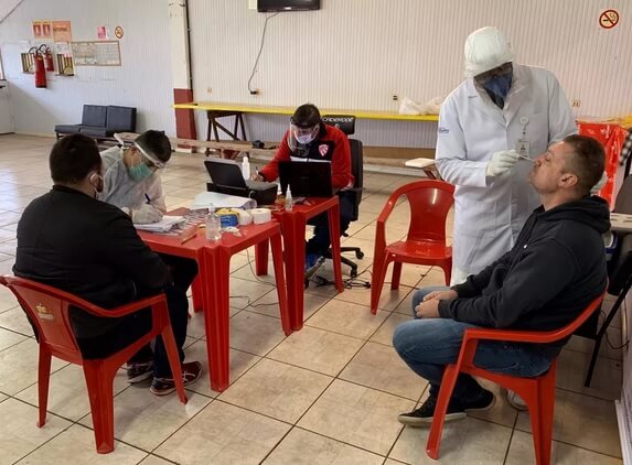 Clube gaúcho afasta jogador que testou positivo para Covid-19 antes da retomada