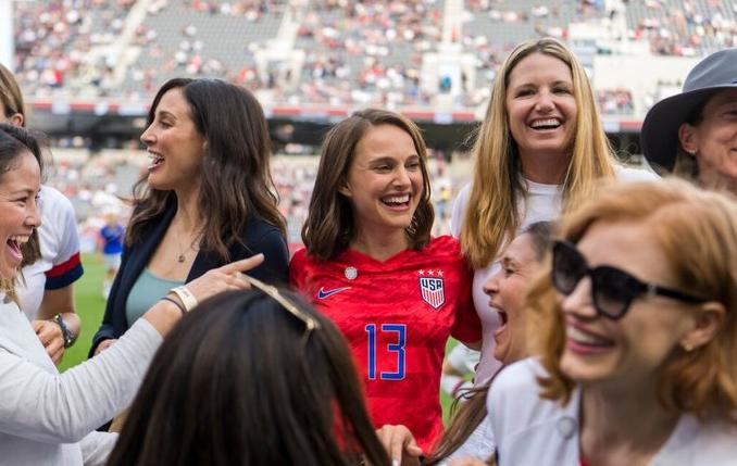 Natalie Portman, Serena Williams e cia. criam clube de futebol feminino
