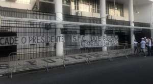 Torcedores do Santos protestam contra presidente: 