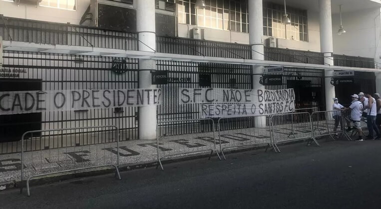 Torcedores do Santos protestam contra presidente: “Se não renunciar, pau vai quebrar”