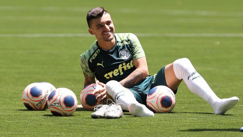 A caminho do Botafogo, lateral se despede do Palmeiras: “Tamo junto, família”