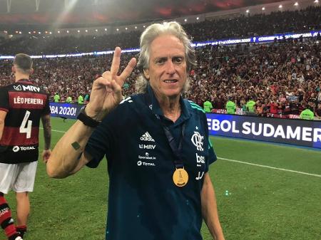 Torcida do Benfica protesta contra Jorge Jesus e chama ex-técnico do Fla de ‘Judas’