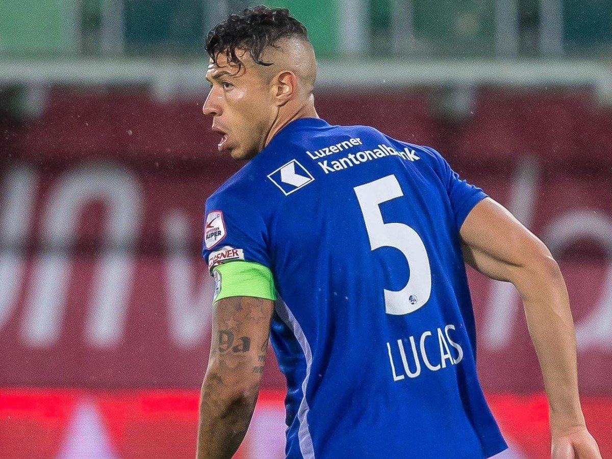 Ex-zagueiro de Corinthians e Athletico-PR pode acertar com o Vasco para o Brasileirão