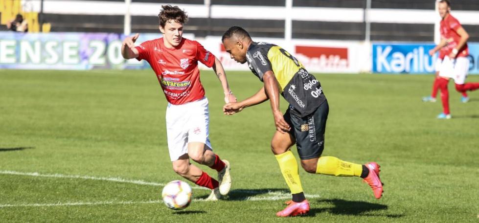 Clube deixa Paranaense com 8 a 0 no agregado, atacante de 40 anos e só 12 no elenco