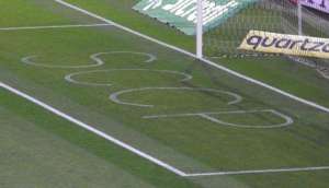 Corinthians pinta iniciais na pequena área após vandalismo na Arena