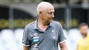 Técnico do Santos critica expulsão de Carlos Sánchez: 'Um bocado exagerada'