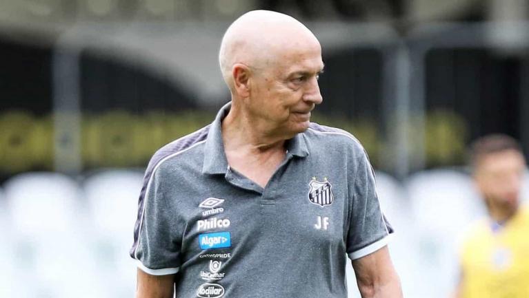 Técnico do Santos critica expulsão de Carlos Sánchez: ‘Um bocado exagerada’