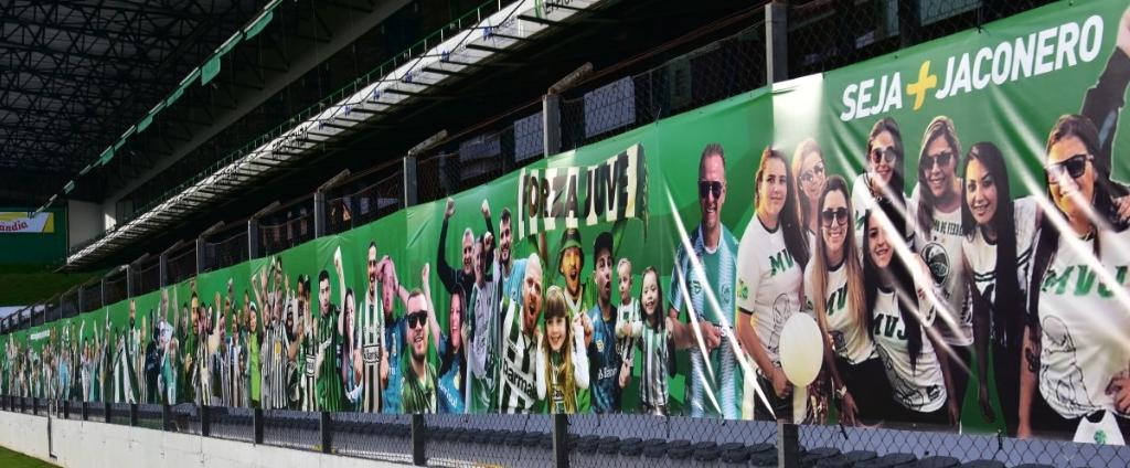 Clube da Série B sai do óbvio e coloca torcida nos alambrados do estádio
