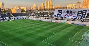 Sem máscara, torcedores do Santos protestam contra Perez na Vila Belmiro