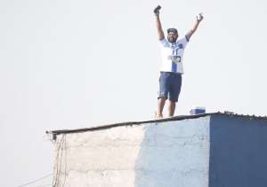 Torcida improvisa arquibancada na laje para assistir jogo do Água Santa