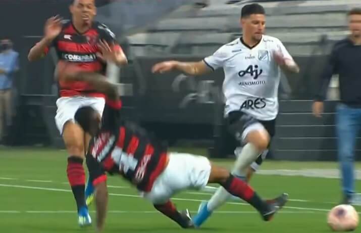 Zagueiro se choca com companheiro, leva 12 pontos e “passa” o Oeste na tabela