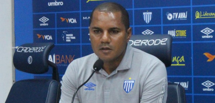 Dirigente do Avaí explica montagem da equipe e cita torcida: “Patrimônio”