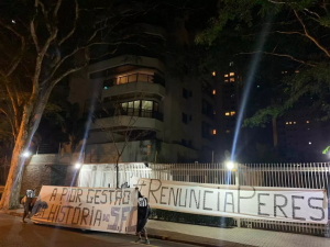 Torcedores do Santos voltam a protestar em frente ao prédio de Peres em São Paulo
