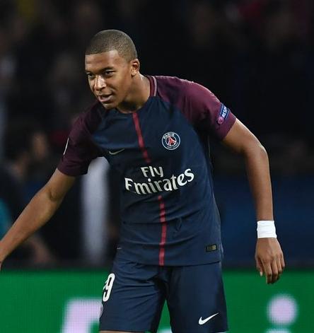 Mbappé faz exames, sofre entorse no tornozelo direito e será reavaliado