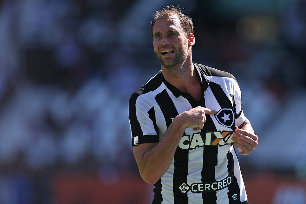 Dispensado pelo Botafogo, zagueiro pode acertar com outro gigante carioca