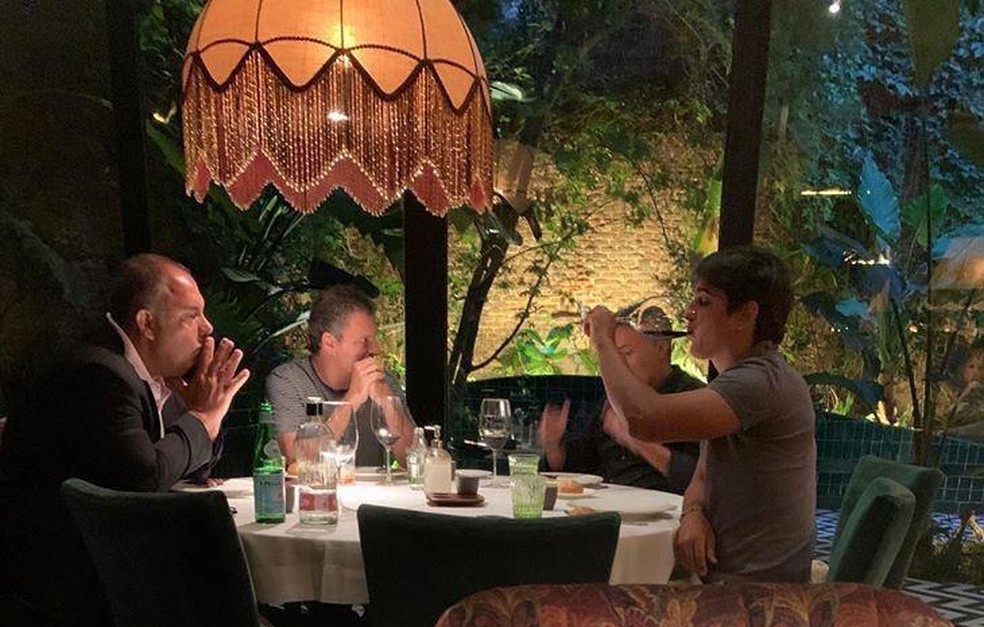 Dirigentes do Flamengo saem entusiasmados em reunião com ex-Barça e City