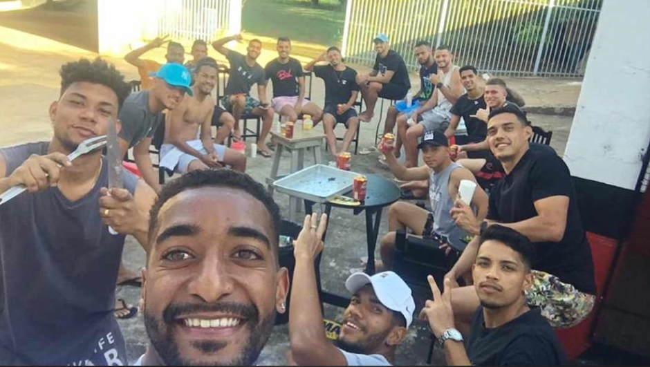 Elenco de time da Segundona é flagrado em churrasco com bebidas e aglomeração