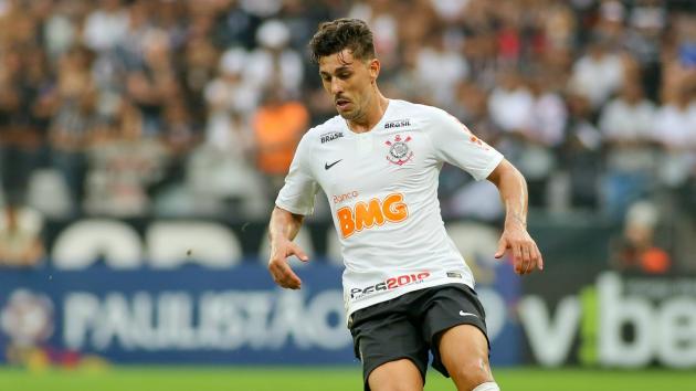 Avelar festeja classificação e vê o Corinthians forte: ‘Essa camisa pesa muito’