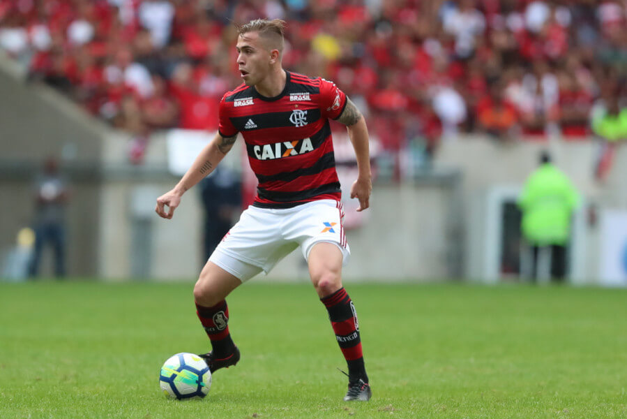 Flamengo pode perder volante para clubes português