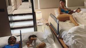 De sutiã e perna à mostra, esposa de Cristiano Ronaldo comemora título italiano. FOTO!