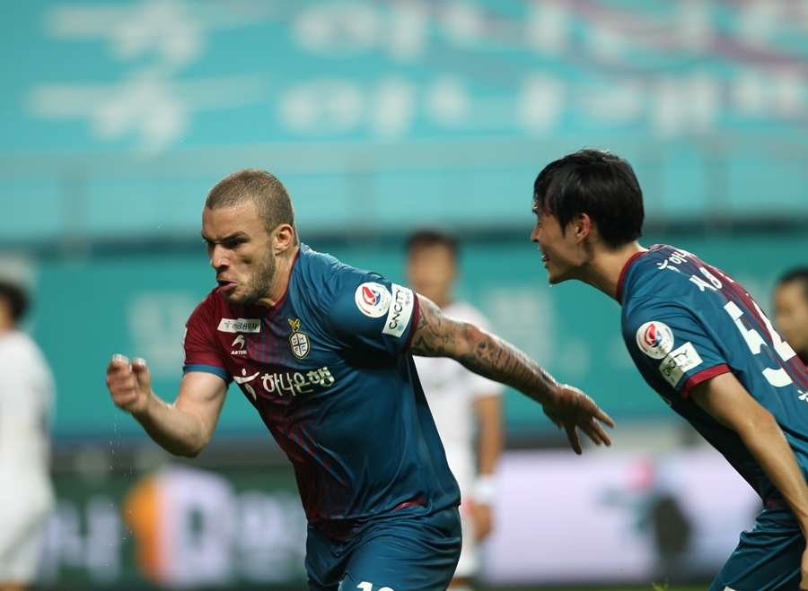 Ex-Ponte Preta e Corinthians decide de novo e garante vice-liderança na Coreia do Sul