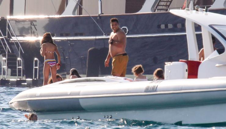 Após Ibiza, Ronaldo mostra ‘barriguinha’ em passeio com namorada pela Ilha Formentera