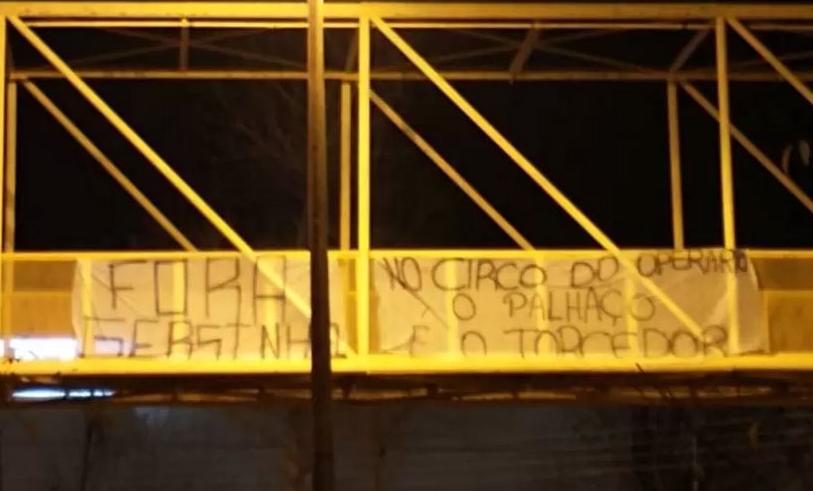 Torcida pede a cabeça de técnico e chama clube da Série B de “circo”