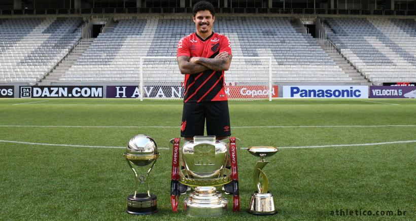 Ex-lateral do Shakhtar renova contrato com Athletico até dezembro de 2021