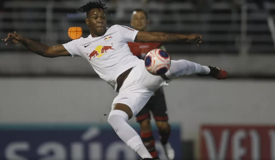 Emprestado pelo Timão, volante do RB Bragantino não vê diferença enfrentar ex-clube