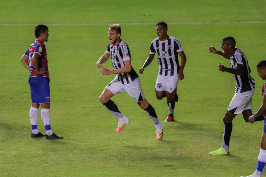 O único gol do jogo foi marcado pelo zagueiro Klaus, de cabeça, ainda no primeiro tempo (Foto: Felipe Santos/cearasc.com)