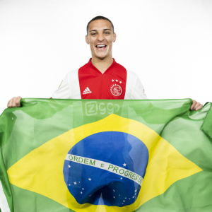 Antony ressalta honra de jogar pelo Ajax: 'Prazer de atuar nesse time tão grande'