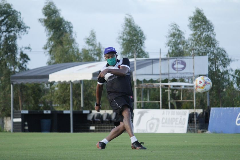 Mesmo com maratona de jogos, Mauro Fernandes leva Botafogo-PB à semi do Paraibano