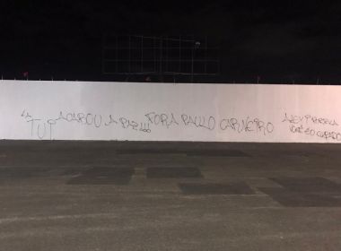 Após eliminações, muro de estádio de time da Série B amanhece pichado