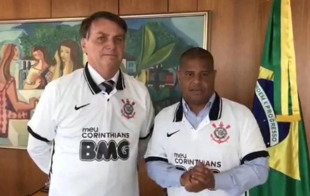 Palmeirense assumido, Bolsonaro veste camisa do Corinthians em vídeo com Marcelinho