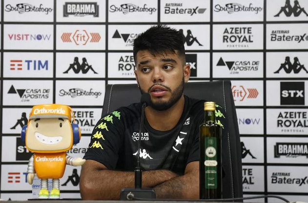 Com salários atrasados, meia consegue liminar para rescindir com o Botafogo-RJ