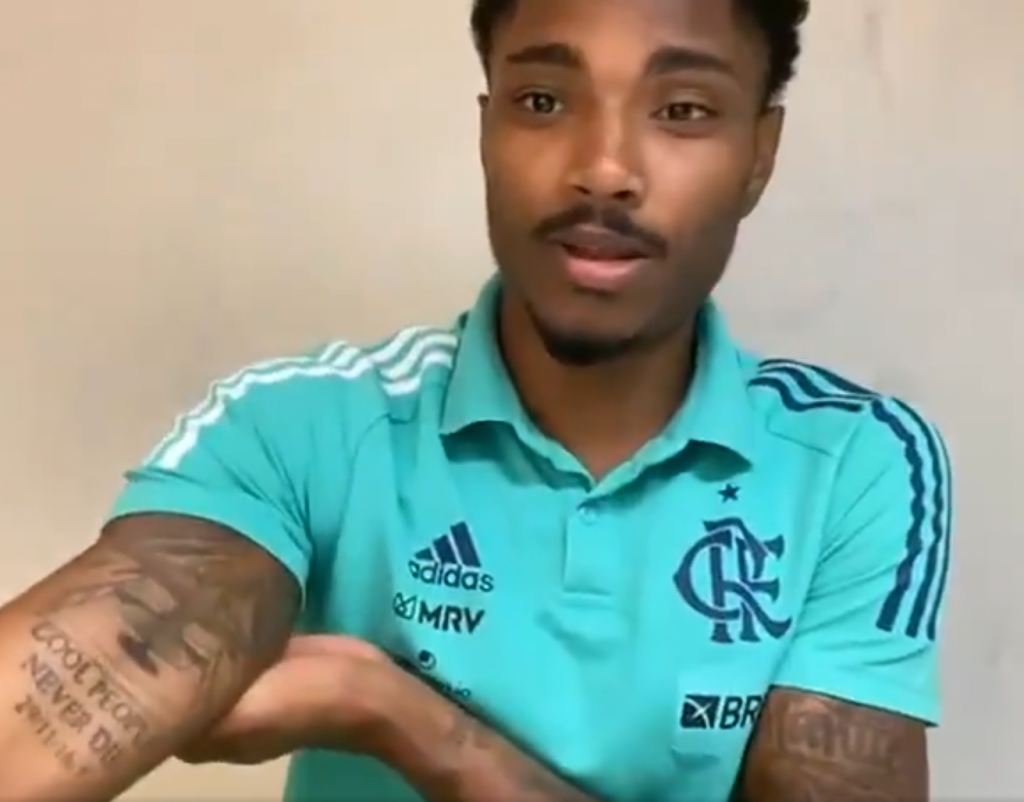 Vitinho mostrando tatuagem em homenagem aos jogadores da Chapecoense