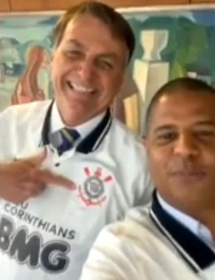 Corinthians evita criticar, mas tira o corpo fora sobre Marcelinho e Bolsonaro