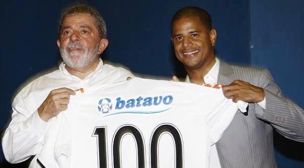 Marcelinho ao lado de Lula. (Foto: Reprodução)