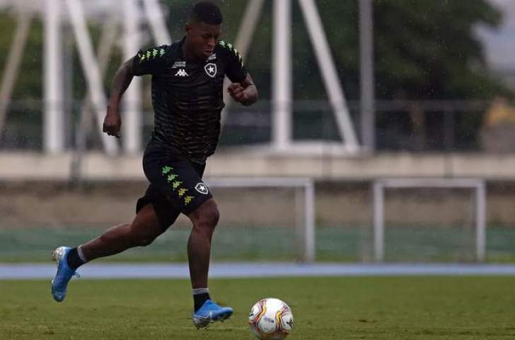 Após elogio ao Flamengo, Botafogo-RJ dispensa gringo, que nega consumo de álcool