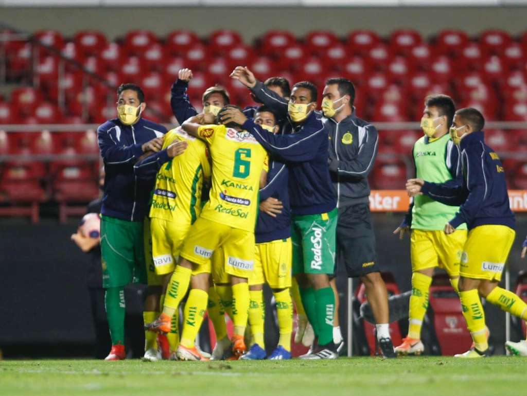 Jogadores do Mirassol comemoram a classificação