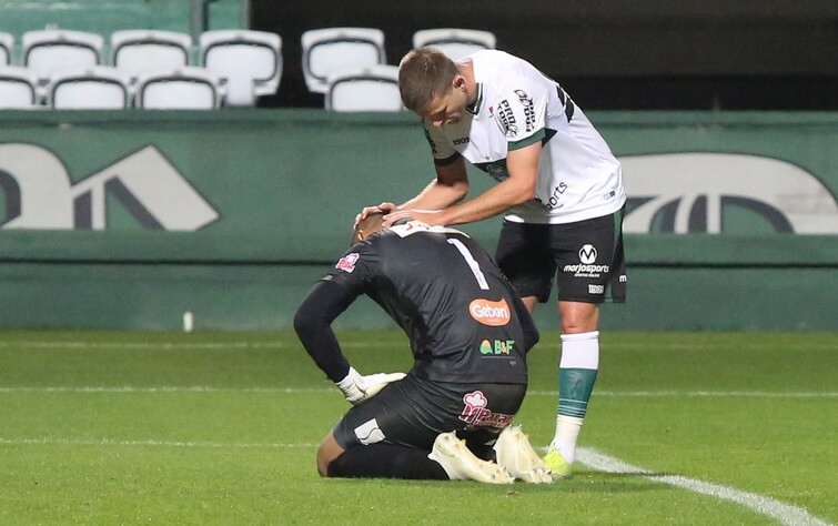 Goleiro do Cianorte comete falha bizarra e sofre gol. Veja o vídeo!
