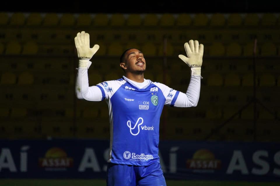 Goleiro do Guarani marca gol e faz quatro defesas em disputa de pênaltis