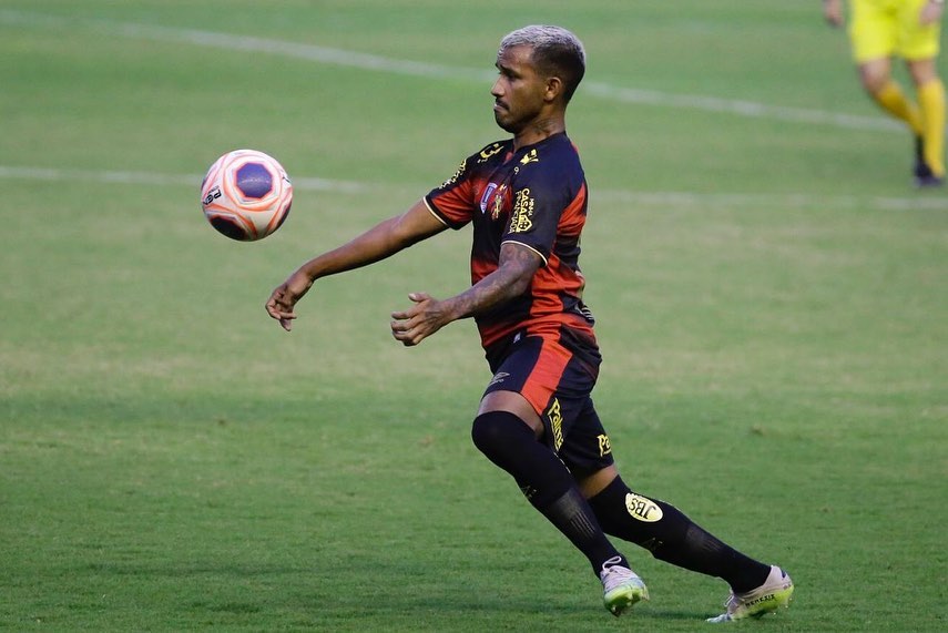 Atacante ex-Corinthians marca mais uma vez e já é o artilheiro do Sport em 2020