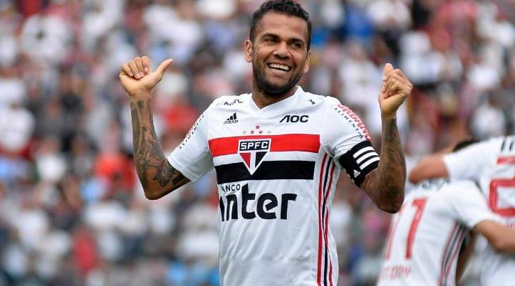 Daniel Alves descarta ‘abaixar a cabeça’ após queda do São Paulo no Paulistão