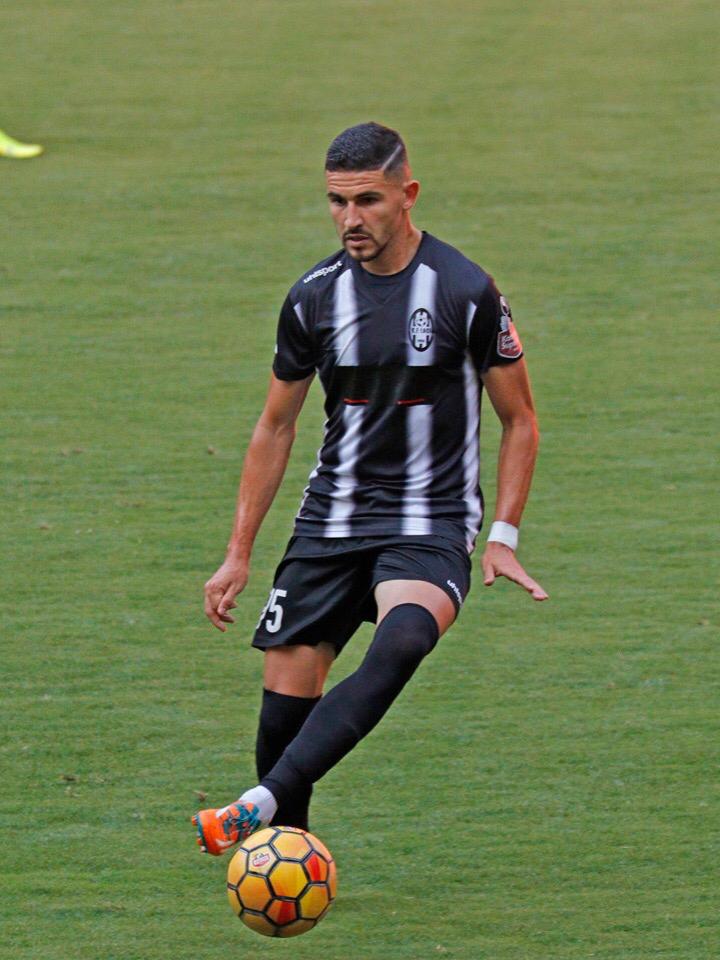 Atacante brasileiro marca dois e entra para história na Albânia