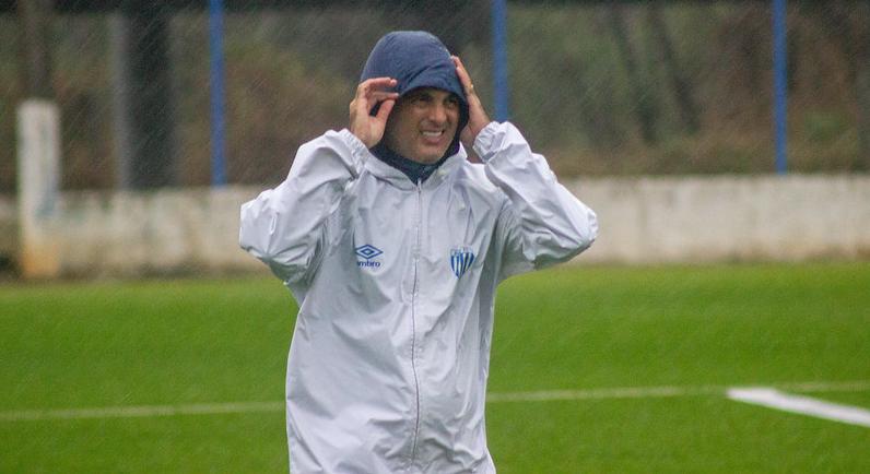 Torcedores do Avaí pressionam jogadores na saída da Ressacada; técnico lamenta queda