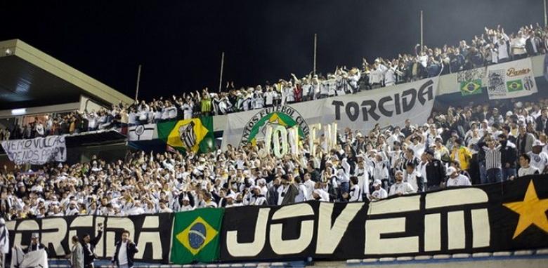 Torcida organizada do Santos critica PM após punição por protestos contra Peres