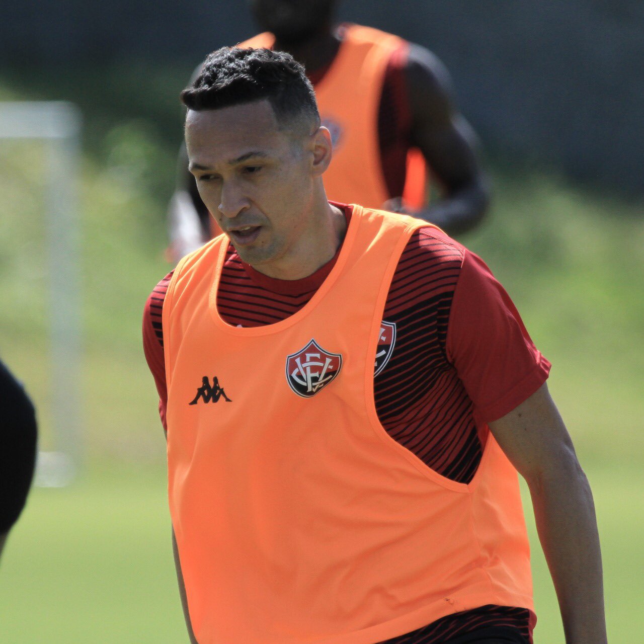 Série B: Ídolo na Bulgária, reforço do Vitória já treina com o elenco